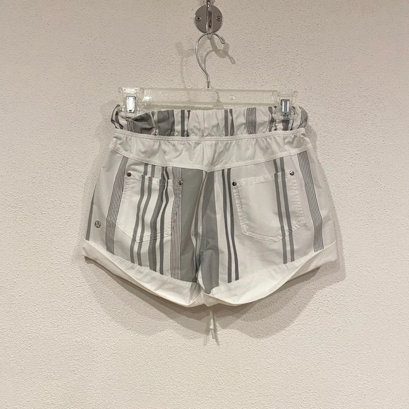 Lululemon Play All Day Short Groovy Stripe Nimbus / White Size 4 EUC - Picture 4 of 4